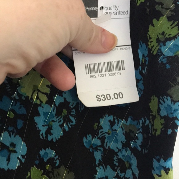 Women’s top black blue and green size Medium NWT - Picture 6 of 6